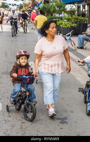 Miami Florida, Flagler Street, Downtown, Bike Miami Days, Hispanic Latin Latino ethnische Einwanderer Minderheit, Erwachsene Erwachsene Frau Frauen weibliche Dame, Stockfoto