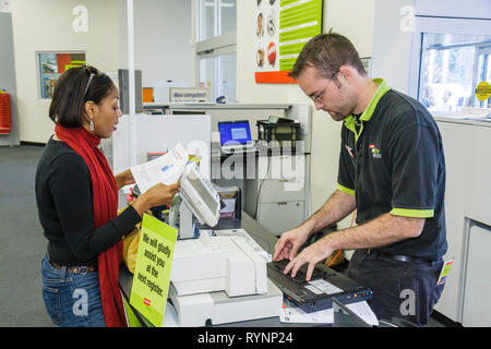 Miami Florida, Staples, Geschäft für Bürobedarf, Kette, schwarze Frau, weibliche Frauen, Mann, Männer, Angestellte, EasyTech PC-Experte, Arbeit, Mitarbeiter Stockfoto