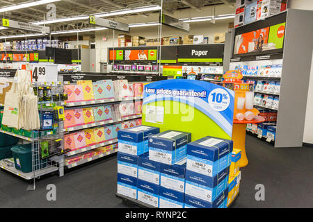 Miami Florida, Staples, Geschäft für Bürobedarf, Kette, Display-Verkauf Kopierpapier, Ries, recycelt, Hammermühle, niedrige Preisgarantie, FL090222107 Stockfoto