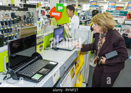 Miami Florida, Staples, Geschäft für Bürobedarf, Kette, Verkaufsverpackung anzeigen, Laptop, Notebook, Computer, Computer, Frau weibliche Frauen, Kunde, Einkaufen Stockfoto
