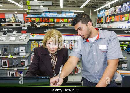 Miami Florida, Staples, Geschäft für Bürobedarf, Kette, Ausstellungsverkauf, hispanischer ethnischer Mann Männer männlich, Frau weibliche Frauen, Angestellte, Kaufmann, Arbeit, Arbeit, e Stockfoto
