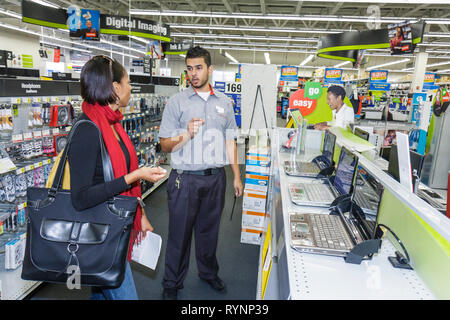 Miami Florida, Staples, Geschäft für Bürobedarf, Kette, Display-Verkauf Laptop, Notebook, Computer, Computer, hispanisch, schwarzafrikanisch, Mann Männer männlich, Frau fema Stockfoto