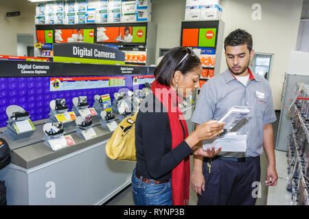 Miami Florida, Staples, Geschäft für Bürobedarf, Kette, Display-Verkauf hispanische Schwarzafrikanische Afrikaner, Mann Männer männlich, Frau weibliche Frauen, Mitarbeiter-Merchan Stockfoto