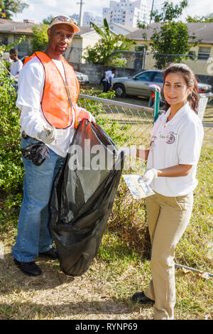 Miami Florida, Little Haiti, MLK Day of Service, EPA Day, Freiwillige Freiwillige Freiwillige ehrenamtliche Arbeit Arbeiter, die zusammenarbeiten helfen, Nachbarschaft zu helfen Stockfoto