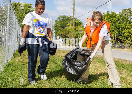 Miami Florida, Little Haiti, MLK Day of Service, EPA Community Day, Freiwillige Freiwillige Freiwillige ehrenamtliche Arbeit Arbeiter, die zusammenarbeiten, um Hilfe, HE Stockfoto