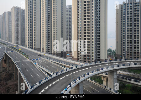 03.08.2012, Chongqing, China, Asien - Neue Hochhaus, das Entwicklung und erhöhte Autobahnen am Rande der Metropole. Stockfoto