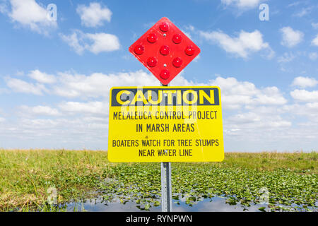 Florida Collier County, Everglades, Big Cypress National Preserve, Alligator Alley, Interstate 75, sah Gras, Feuchtgebiet, Ökosystem, Schild, gelb, Vorsicht, Warnung, Stockfoto