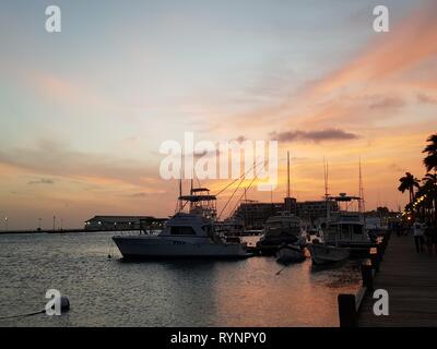 Aruban Sonnenuntergang in der Karibik Hafen Stockfoto