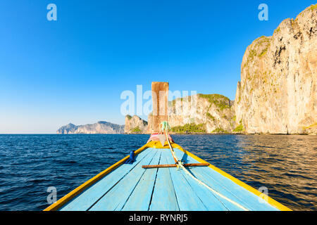 (Fokus auf dem Boot) atemberaubenden Blick auf einige Kalkstein Berge in der Umgebung der schönen Maya Bay. Foto von einem traditionellen Long tail Boot genommen. Stockfoto