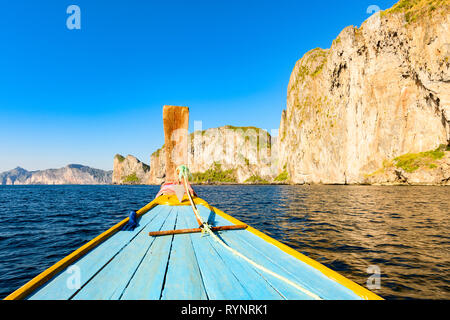 (Selektive Fokus) atemberaubenden Blick auf einige Kalkstein Berge in der Umgebung der schönen Maya Bay. Foto von einem traditionellen Long tail Boot genommen. Stockfoto