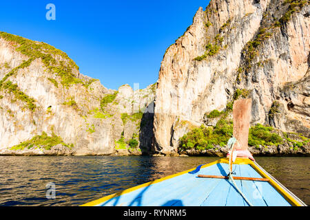 (Selektive Fokus) atemberaubenden Blick auf einige Kalkstein Berge in der Umgebung der schönen Maya Bay. Foto von einem traditionellen Long tail Boot genommen. Stockfoto