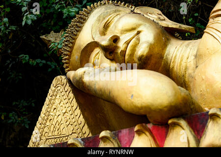 Nahaufnahme eines schönen goldfarbenen schlafenden Buddha auf den Berg Phou Si, Luang Prabang, Laos. Stockfoto