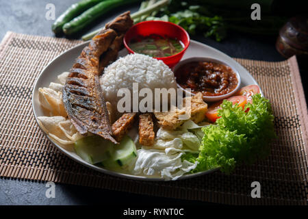 Gebratener Wels Reis mit Sambal, beliebte traditionelle malaysische und indonesische Gerichte. Stockfoto