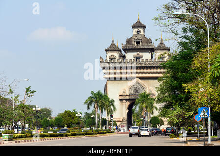 Atemberaubende Aussicht auf die schöne Patuxai mit täglichen Verkehr auf den Straßen von Vientiane, Laos. Stockfoto