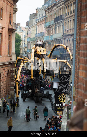 Show mit dem Titel "Le gardien du Temple", die von der Straße Theater "La Machine", in Toulouse am 2018/11/03. Stockfoto