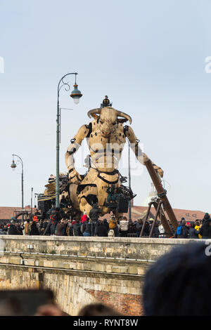 Show mit dem Titel "Le gardien du Temple", die von der Straße Theater "La Machine", in Toulouse am 2018/11/03. Stockfoto