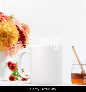 Feminine floral Weiße Tasse Mockup, white Coffee Mug neben Dahlien und Honey Pot. Perfekt für Unternehmen Tassen verkaufen, nur overlay Ihre Angebots- oder desi Stockfoto