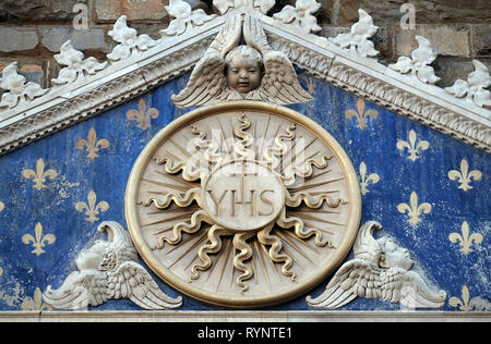 Medaillon mit dem Monogramm IHS zwischen zwei Löwen, vor dem Eingang zum Palazzo Vecchio, ein UNESCO-Weltkulturerbe in Florenz, Italien Stockfoto