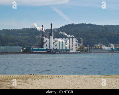 Pontevedra, Spanien, 26. Februar 2019: ENCE Zellstoff holz fabrik Hersteller von Papier in der Ria de Pontevedra, Galicien Spanien Stockfoto