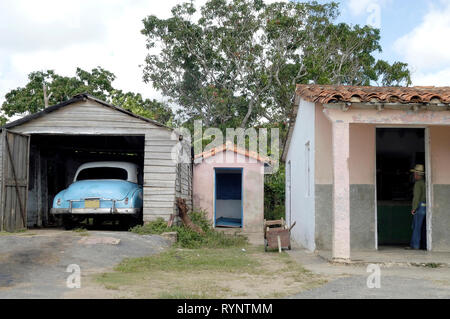 Vinales Pinar del Rio, Cuba-September 23, 2016: Oldtimer in der Garage neben einem kleinen Bauernhaus in Vinales Pinar del Río Provinz Kuba Lateinamerika Stockfoto