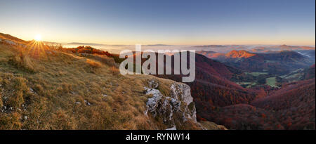 Bergpanorama mit Pfad von Peak Klak im Herbst, Slowakei Stockfoto