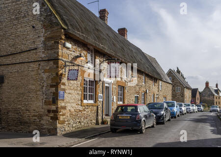 Die hölzernen Wände der alten England, ein Stroh und Stone Pub aus dem 15. Jahrhundert und benannte als eine Hommage an die Marine, Collingtree, Großbritannien Stockfoto