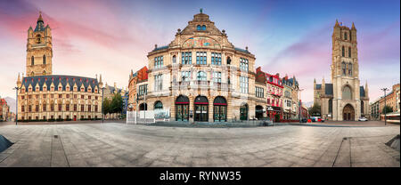 Gent, Belgien Panorama von Sint-Baafsplein square bei Sonnenaufgang, niemand Stockfoto