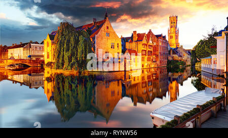Belgien - Brügge, Rozenhoedkaai mit Perez de Malvenda Haus und Belfort van Brugge bei Sonnenuntergang Stockfoto