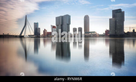 Die Skyline von Rotterdam mit Erasmusbrücke, Niederlande. Stockfoto