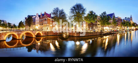 Panorama von Amsterdam in Niederlande bei Nacht Stockfoto
