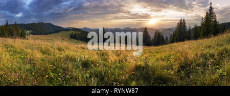 Bergpanorama dramatischer Sonnenuntergang in der Slowakei Velka Fatra, Smrekovica Stockfoto