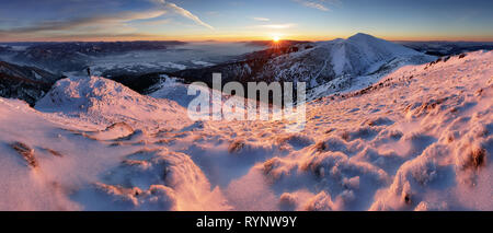 Panoramablick auf die wunderschöne Winterlandschaft Berglandschaft im Abendlicht bei Sonnenuntergang Stockfoto