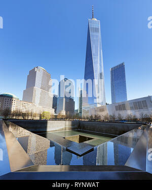 NEW YORK CITY - 17 APRIL: New York 9/11 Memorial am World Trade Center Ground Zero gesehen am 17. April 2016. Das Denkmal wurde am 10. Geburtstags gewidmet. Stockfoto