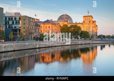 Der Reichstag (Bundestag) mit Reflexion in der Spree in den frühen Morgenstunden Stockfoto