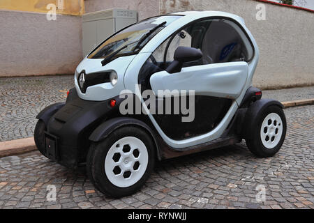 Renault Twizy Elektroauto. Europäische kompakte Konzeptfahrzeug auf einer alten Straße mit Kopfsteinpflaster geparkt. Zero Emission ökologischen Fahrzeug. Stockfoto