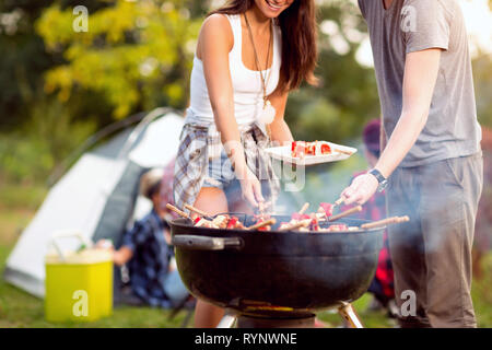 Mit spiesse vom grill in der Natur Stockfoto