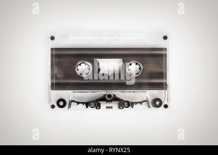Transluzente Audio Cassette auf weißem Hintergrund Stockfoto