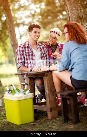 Gruppe von jungen Menschen spielen Schach Spiel im Freien Stockfoto