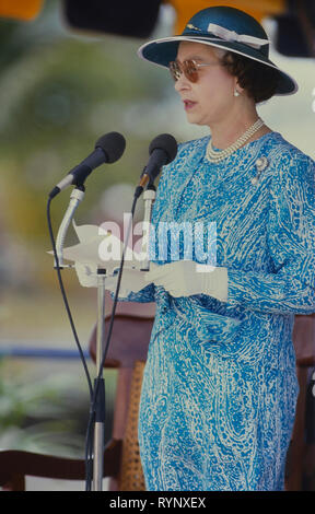 Königin Elizabeth II. zum Queen's College an der steinernen Grundsteinlegung für neues Gebäude der Schule zu amtieren. Barbados, Karibik. 1989 Stockfoto