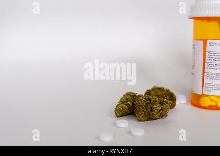 Cannabis marihuana Blumen und Verschreibung Betäubungsmittel Pillen mit Flasche. Alternative Medizin, Suchttherapie. Close Up. Stockfoto