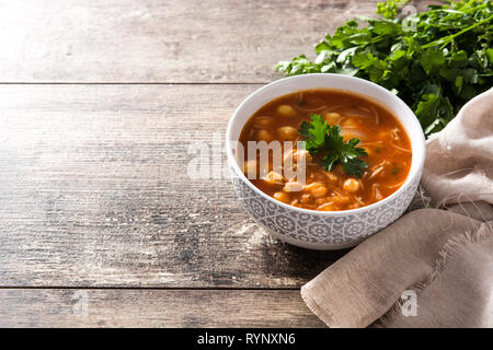 Harira Suppe in Schale auf Holztisch. Typische marokkanische Küche. Ramadán Konzept. Stockfoto