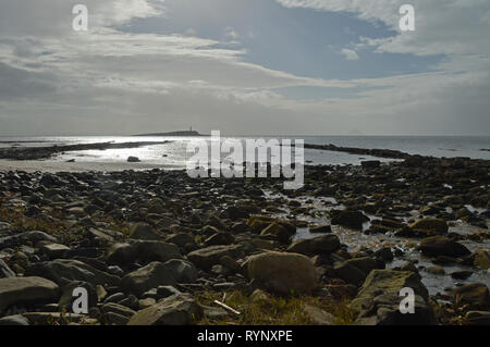 Pladda Leuchtturm gesehen von Kildonan Strand an der südlichen Spitze der Insel Arran Stockfoto