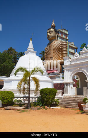 Dickwella, Sri Lanka - Januar 29,2019: Wewurukannala Vihara. Eine 50 m hohe sitzender Buddha Figur - das größte in Sri Lanka. Stockfoto