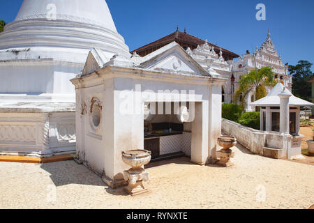 Dickwella, Sri Lanka - Januar 29,2019: Wewurukannala Vihara. Eine 50 m hohe sitzender Buddha Figur - das größte in Sri Lanka. Stockfoto