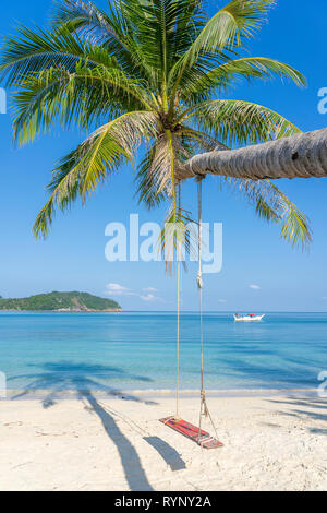 Schwingen hängen von kokospalme über Sand Strand in der Nähe von Blue sea water in Insel Koh Phangan, Thailand. Sommer, Reisen, Ferien und Urlaub Konzept Stockfoto