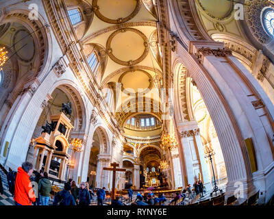 London, England, UK - 10. März 2019: Innenarchitektur des berühmten Saint Paul Kathedrale vor der religiösen Zeremonie in London Stockfoto
