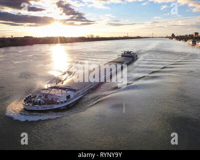 Wien, Wien: Donau (Donau), Cargo Schiff im 02. Leopoldstadt, Wien, Österreich Stockfoto