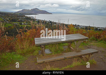 Riesen Gräber zu Fuß Largymore mit Blick über Whiting Bay Stockfoto