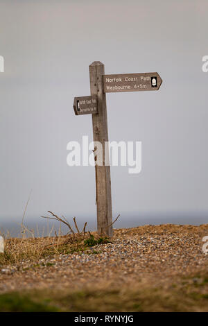 Holz- Wegweiser auf ein Norfolk Strand Angabe der Norfolk Küste weg und Weybourne Stockfoto