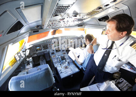 Wir erwischt der erste Flug überhaupt Alitalia Roma zu Mauritius, am Tor in Rom war es schöne Zeremonie und in Mauritius Stockfoto